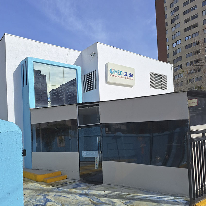 Fachada del Centro Médico Medicuba en San Miguel